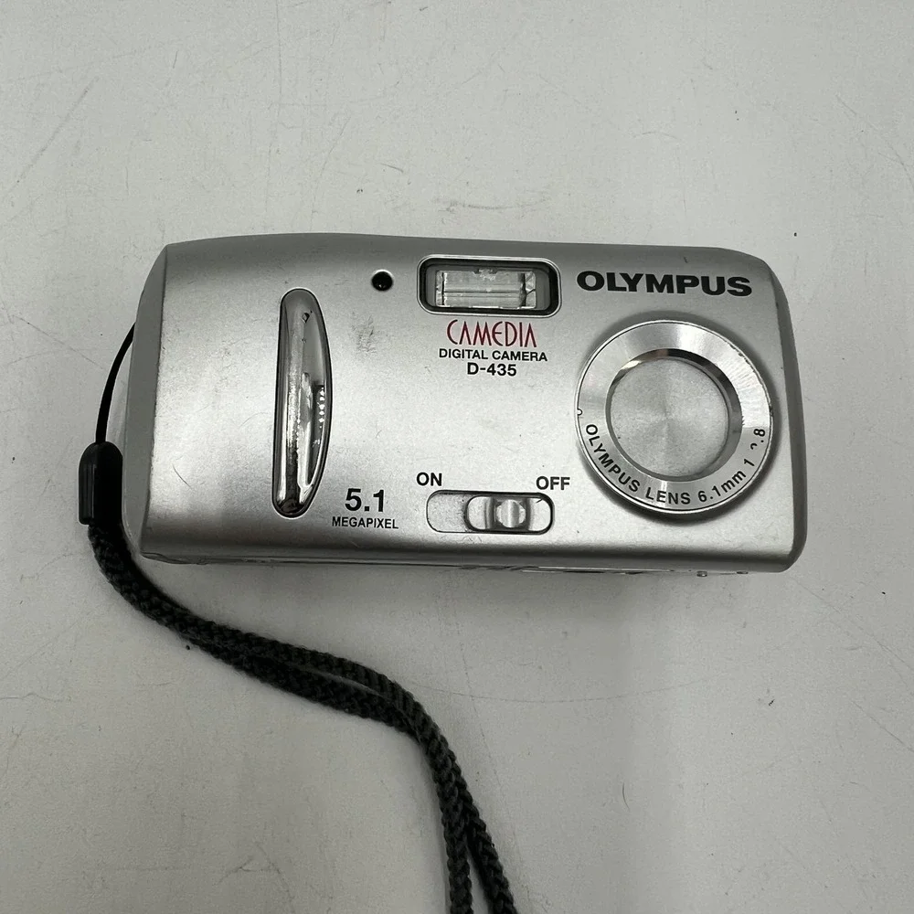 Vintage Olympus Camedia D-435 Digital Camera 5.1 MP 4x Zoom Silver Compact Parts